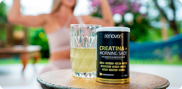 Pessoa segurando Creatina Morning Shot