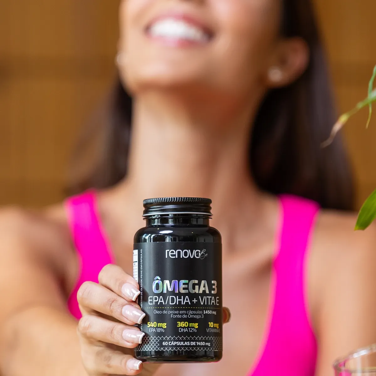 Mulher com Ômega 3 EPA/DHA + Vita E